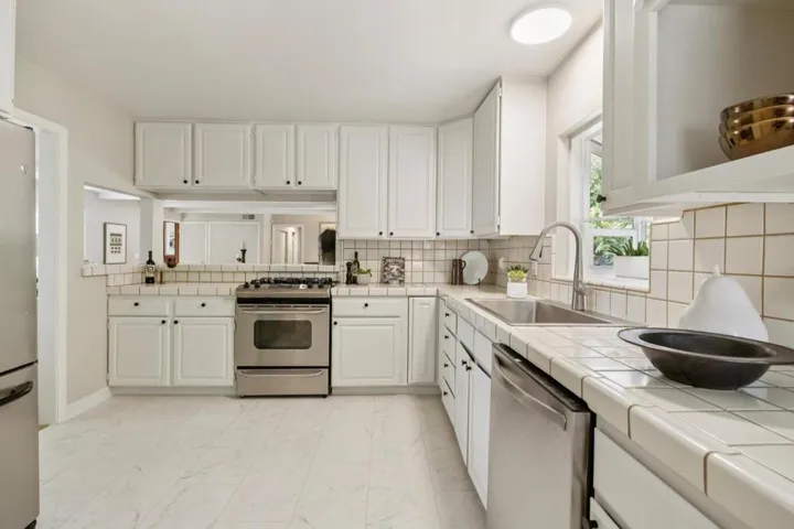 10605 Berkshire Drive, Los Altos Hills, California 94024
