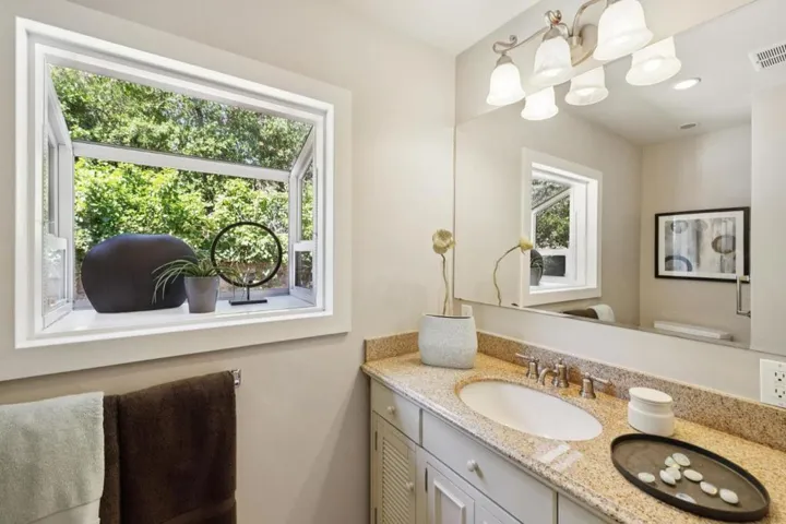 10605 Berkshire Drive, Los Altos Hills, California 94024