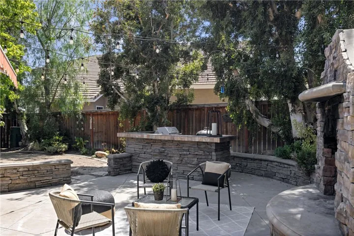 Side yard entertainment area
