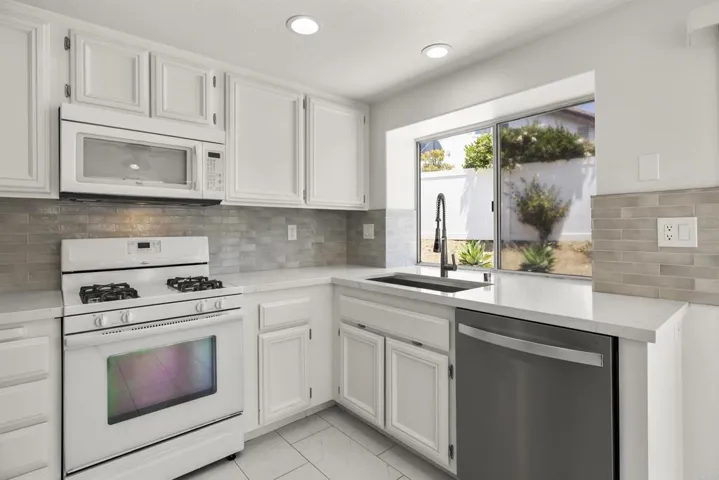 4958 Alicante Way, Oceanside, California 92056