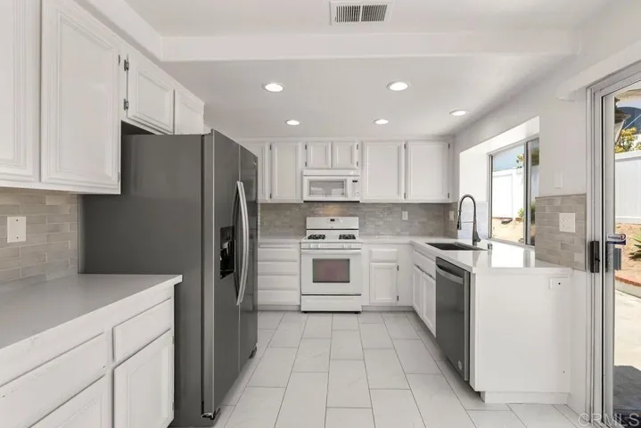 4958 Alicante Way, Oceanside, California 92056