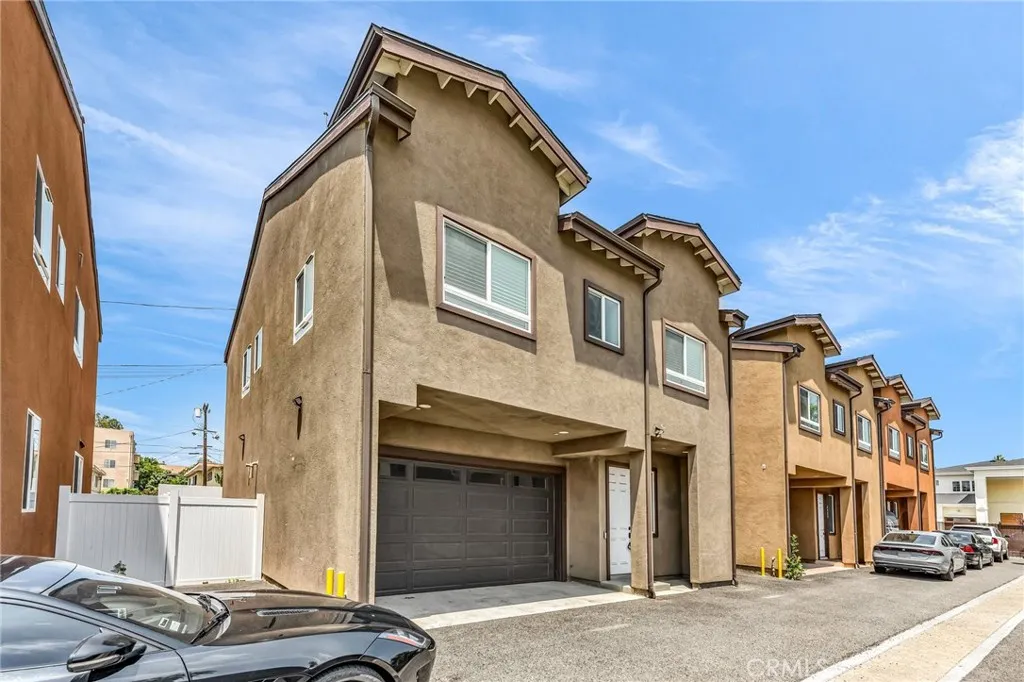 7419 N Mia Lane, Van Nuys, California 91405 home-pic-1