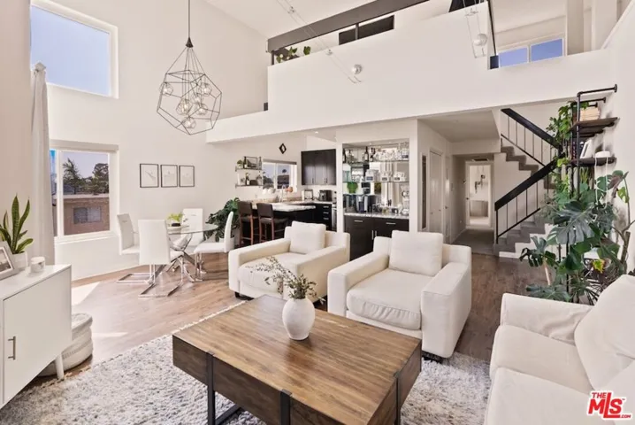 11938 Courtleigh Drive 7, Los Angeles, California 90066