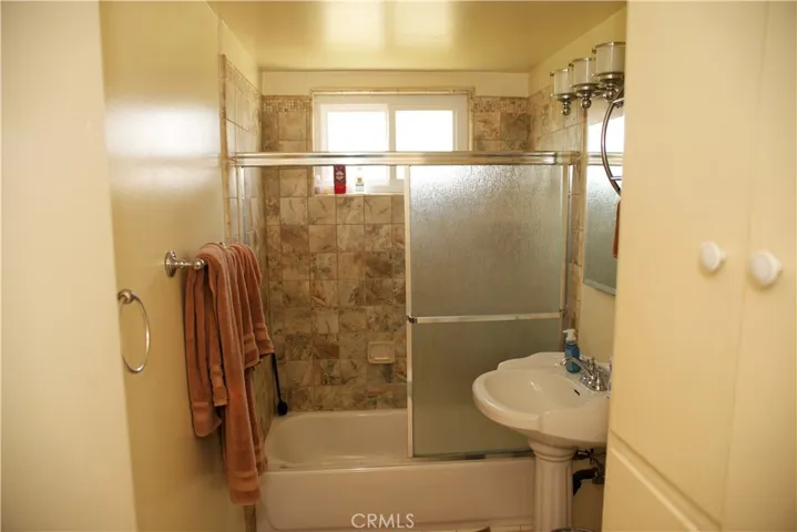 Ceramic tile with sliding doors makes for a very nice bath/shower experience. Roomy storage to the right