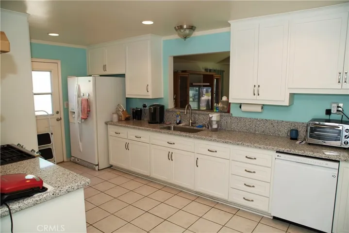 Soft closing hardware on all drawers and cupboards