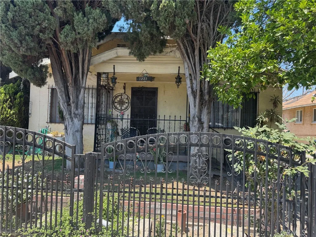 7223 Holmes Avenue, Los Angeles, California 90001 home-pic-1
