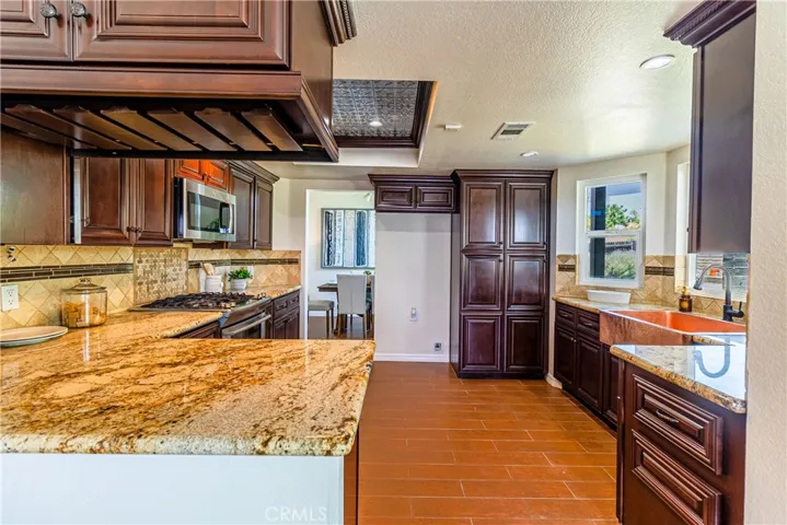 1534 W Summerset Drive, Rialto, California 92377