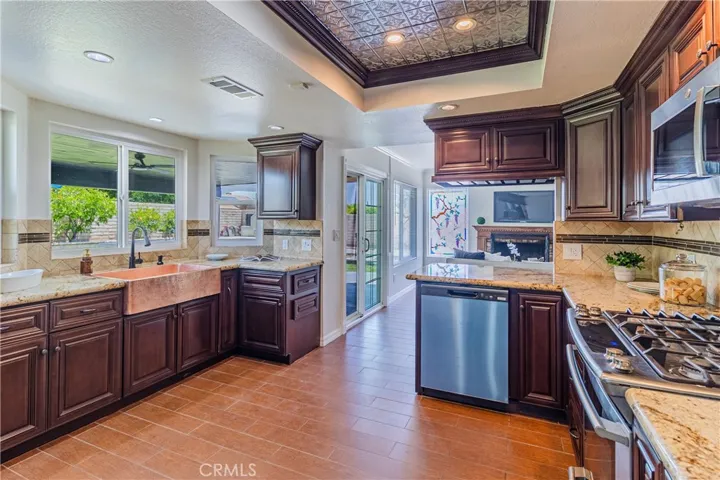 1534 W Summerset Drive, Rialto, California 92377