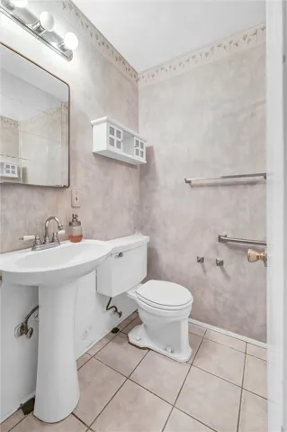 Guest 1/2 bath