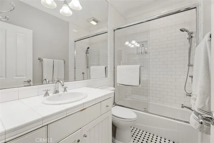Upstairs full secondary bath