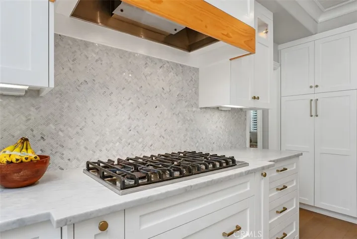Beautiful back splash is the perfect touch