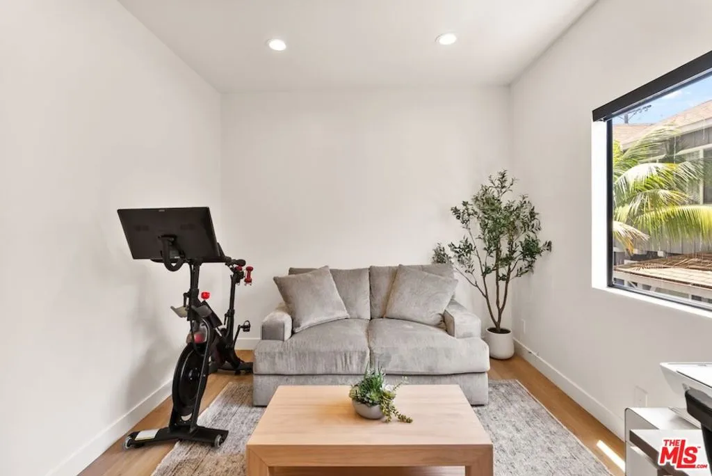 10620 Eastborne Avenue 102, Los Angeles, California 90024 home-pic-30