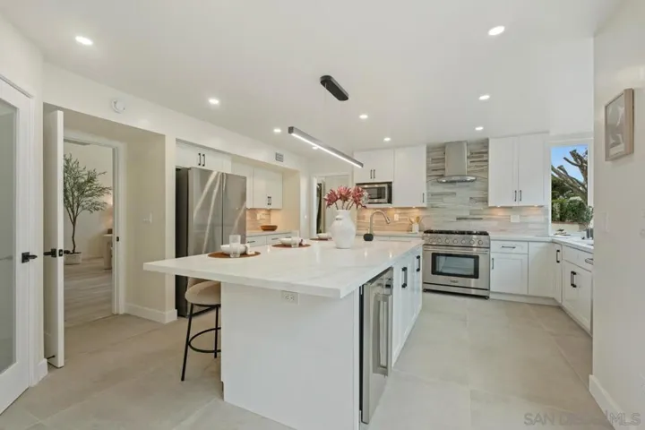 8206 Caminito Lacayo, La Jolla, California 92037