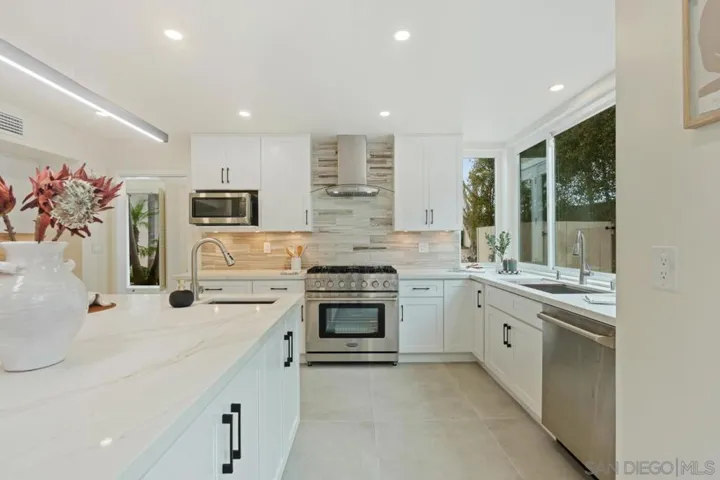 8206 Caminito Lacayo, La Jolla, California 92037