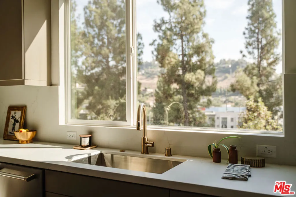 3855 N Riley Lane, Los Angeles, California 90065 home-pic-5