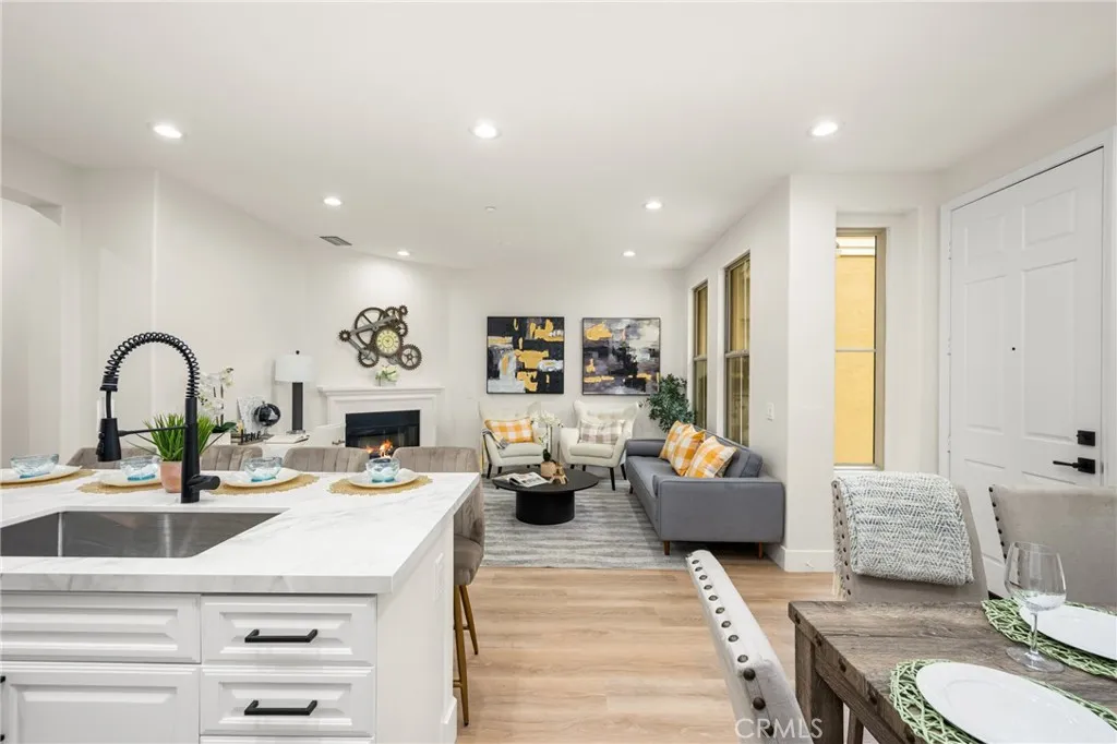 199 Groveland, Irvine, California 92620, 2 Bedrooms Bedrooms, ,3 BathroomsBathrooms,Residential,For Sale,Groveland,OC25127918