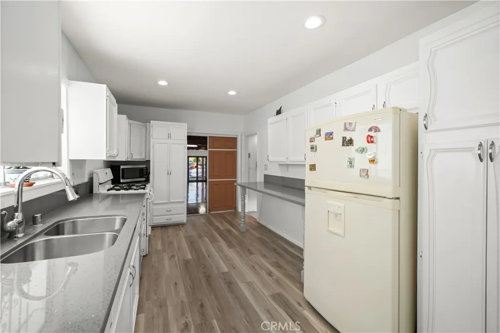 1067 N Wilton Place, Los Angeles, California 90038 home-pic-11