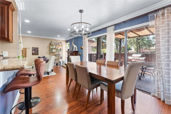 Ample space for a 6 sitter dinning set.