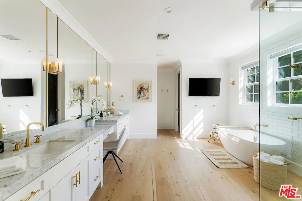 4197 Hayvenhurst Drive, Encino, California 91436 home-pic-31