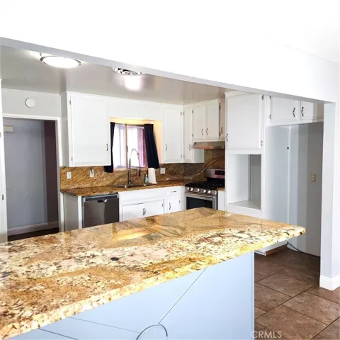 Kitchen with Granite Counters, Tile flooring, Stainless steel appliances_Pic #1