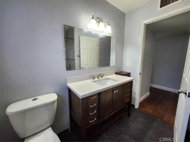 Secondary Bathroom_Pic #3