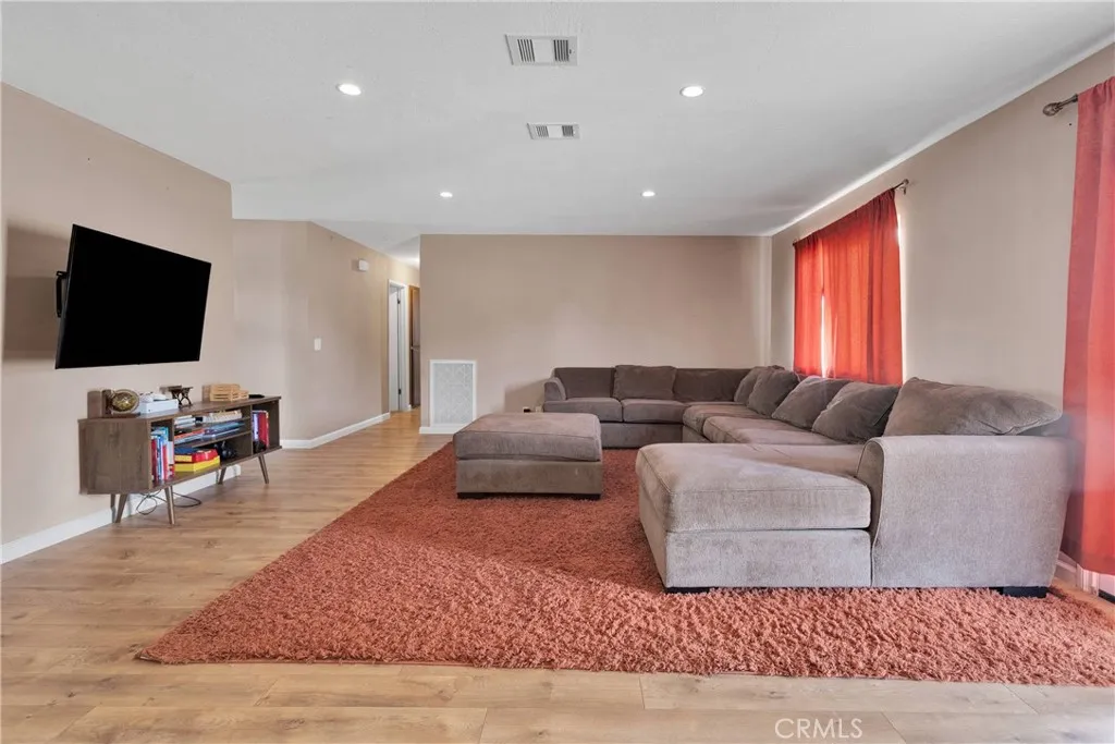 8960 Buckthorn Avenue, Hesperia, California 92345 home-pic-4