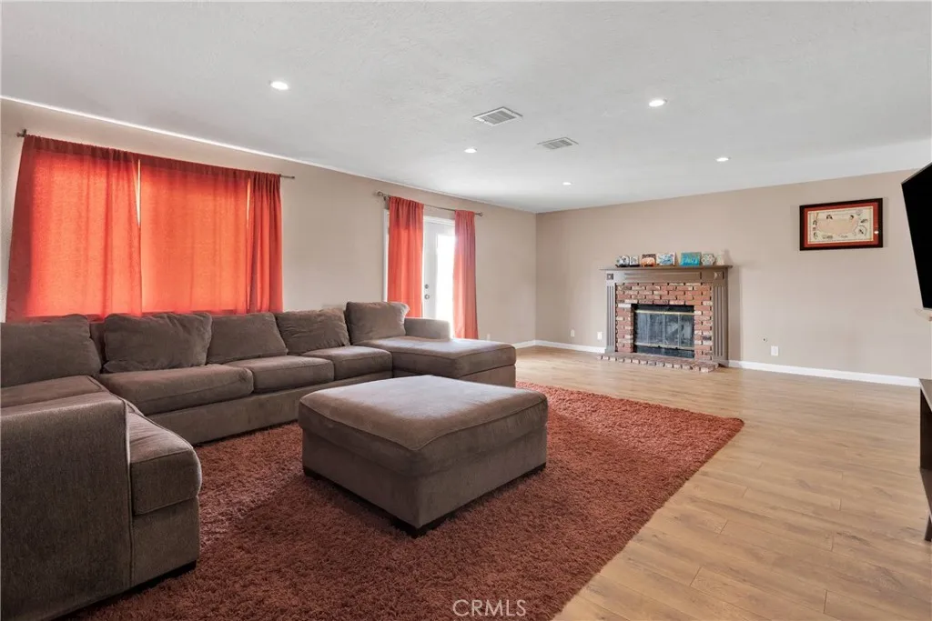 8960 Buckthorn Avenue, Hesperia, California 92345 home-pic-6