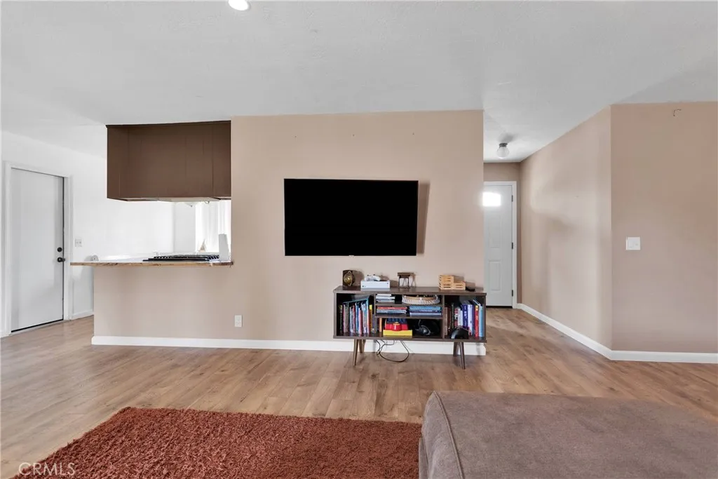 8960 Buckthorn Avenue, Hesperia, California 92345 home-pic-8