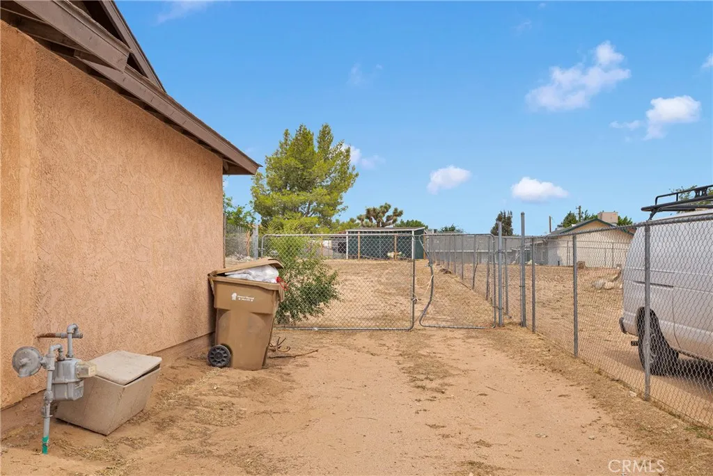 8960 Buckthorn Avenue, Hesperia, California 92345 home-pic-28