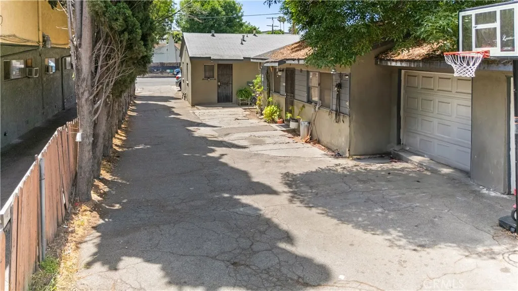 6240 Hazeltine Avenue, Van Nuys, California 91401 home-pic-3