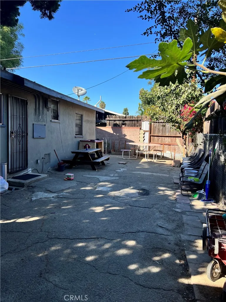 6240 Hazeltine Avenue, Van Nuys, California 91401 home-pic-9