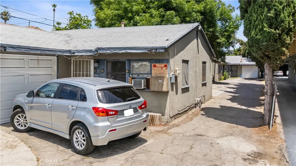 6240 Hazeltine Avenue, Van Nuys, California 91401 home-pic-1