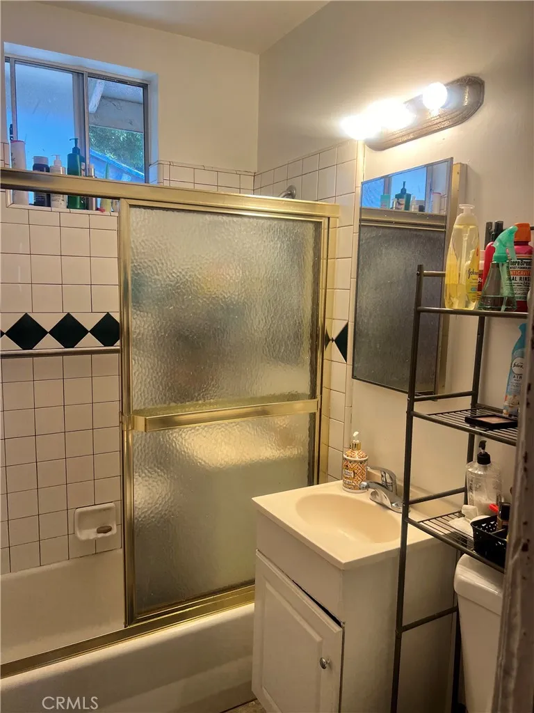 6240 Hazeltine Avenue, Van Nuys, California 91401 home-pic-8