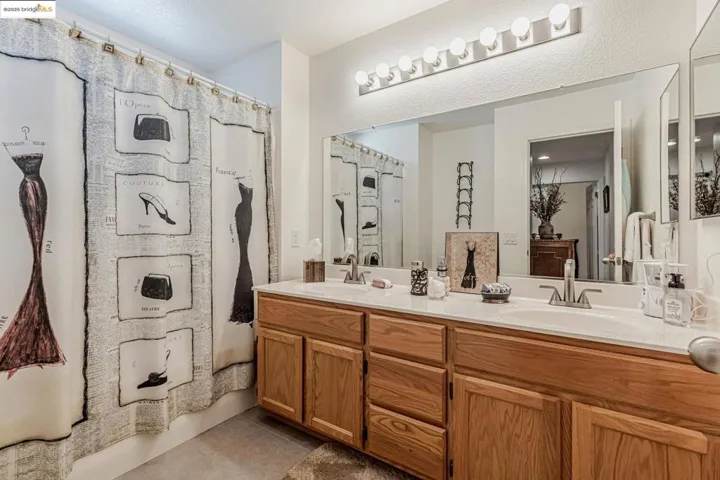 8215 Red Elk Dr, Elk Grove, California 95758