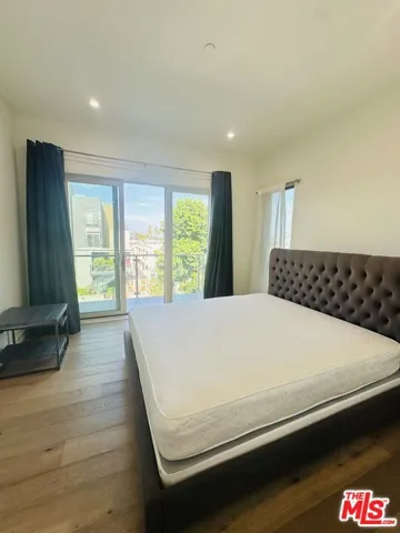 Primary bedroom w/ balcony ups