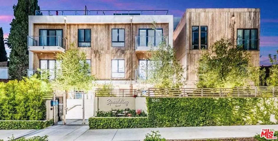 Spaulding Court Contemporary T