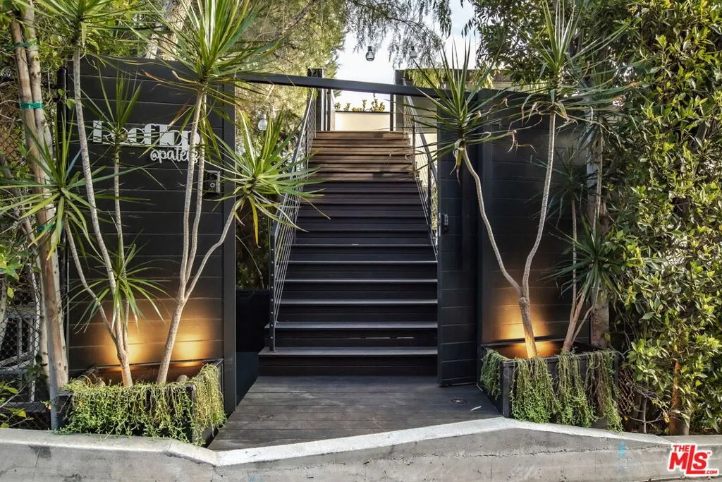 8932 St Ives Drive, Los Angeles, California 90069 home-pic-46