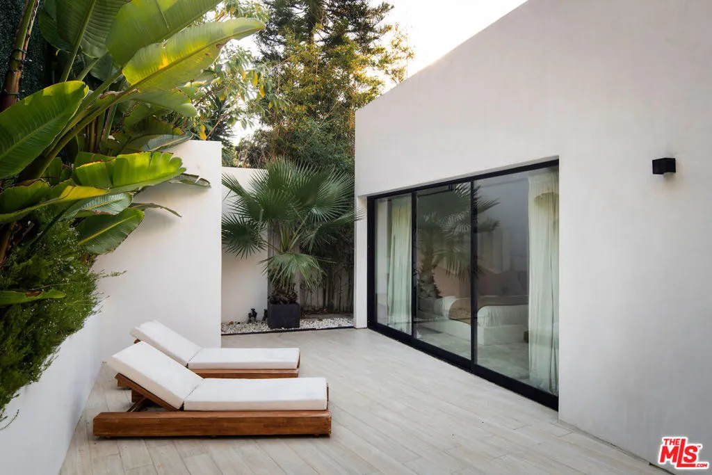 2048 N Beverly Drive, Beverly Hills, California 90210 home-pic-11