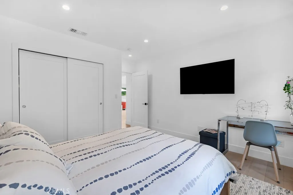 3843 Hayvenhurst Avenue, Encino, California 91436 home-pic-33