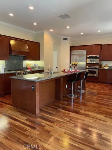 Large center island in kitchen