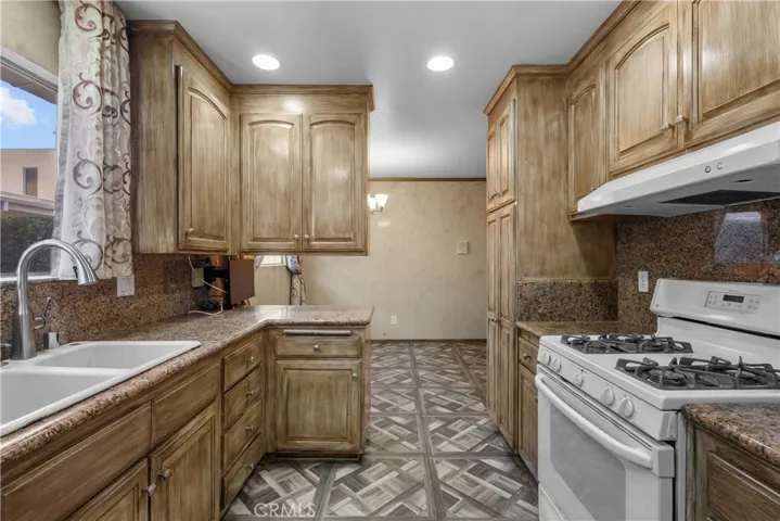 5282 Lindley Avenue, Encino, California 91316