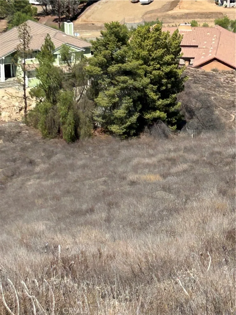 look closely at the white stake, the northern edge of the ledge