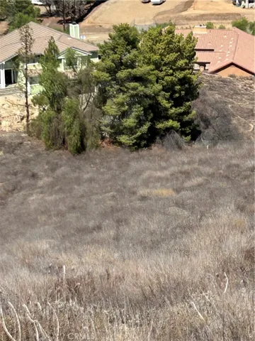 look closely at the white stake, the northern edge of the ledge