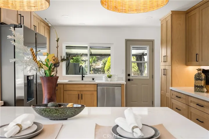 undercabinet lighting, plenty of storage