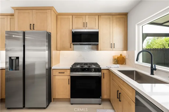 farm sink, full quartz backsplash