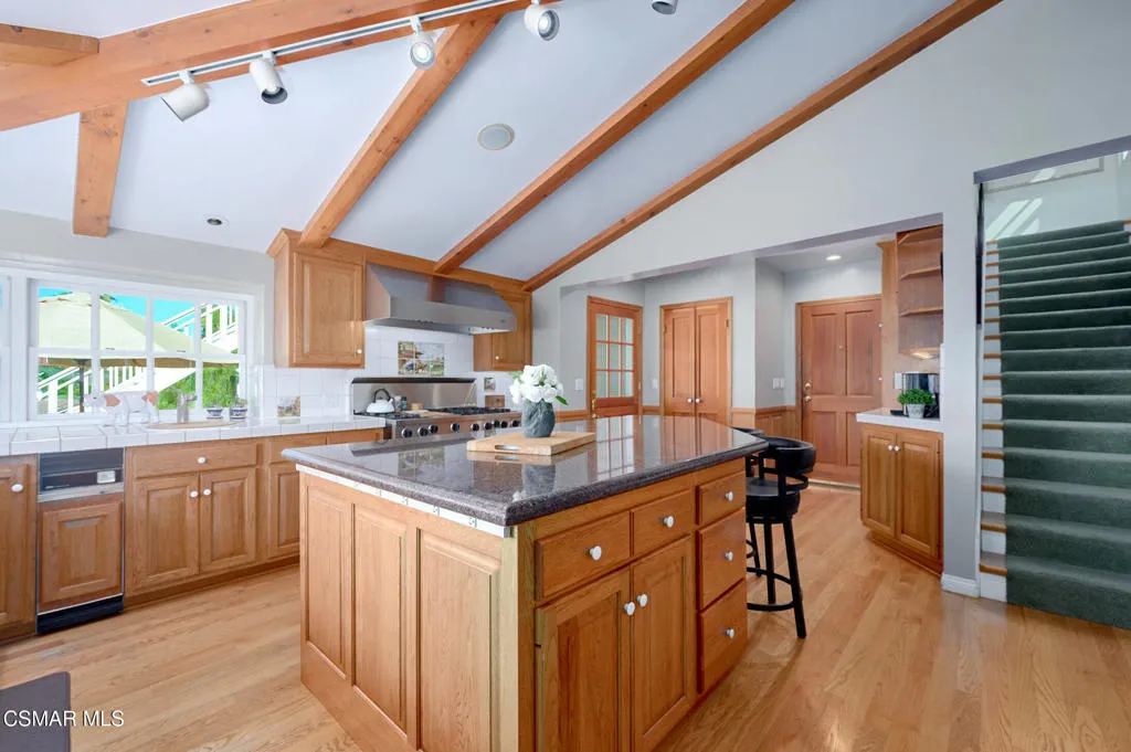 22101 Mulholland Drive, Woodland Hills, California 91364 home-pic-33