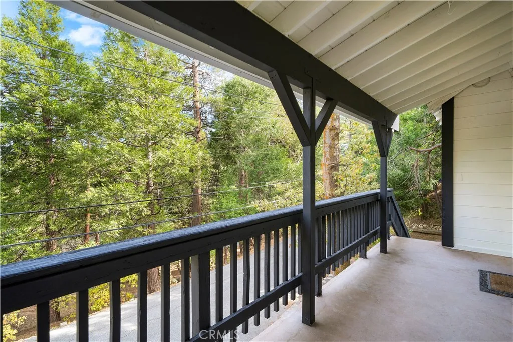 814 Glen View Lane, Twin Peaks, California 92391 home-pic-4