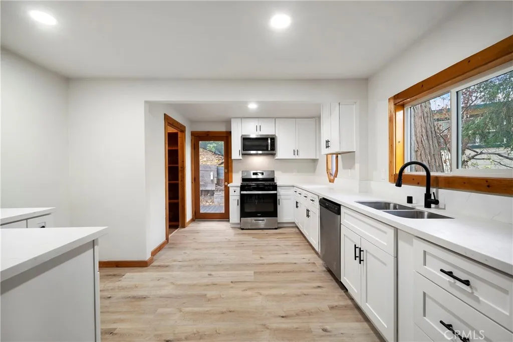 814 Glen View Lane, Twin Peaks, California 92391 home-pic-7