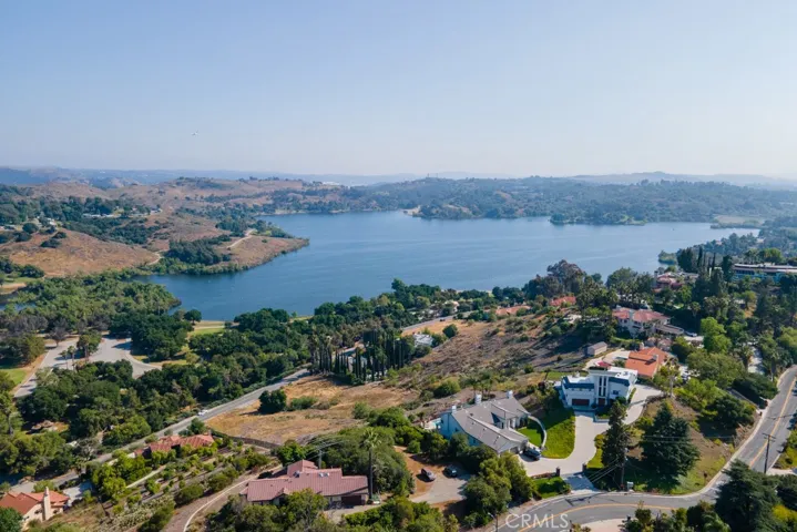 1-2mins away from the lake