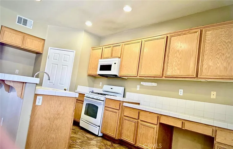 13377 Porter Creek Street, Oak Hills, California 92344